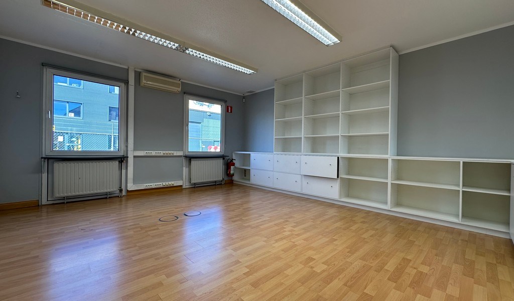 Alleenstaand kantoor te huur langs R4 te Wondelgem