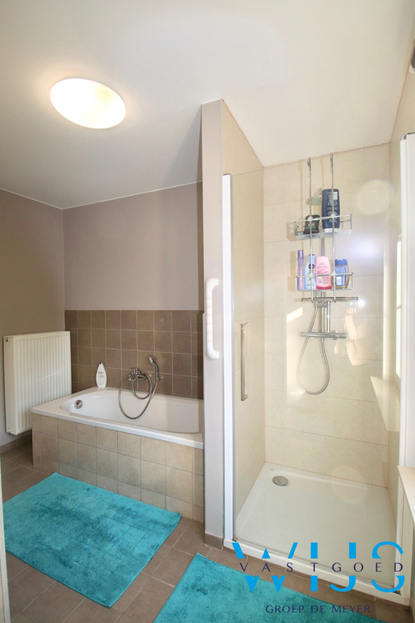 Instapklaar woonhuis met 4 slaapkamers &amp; tuin te Ertvelde ! 