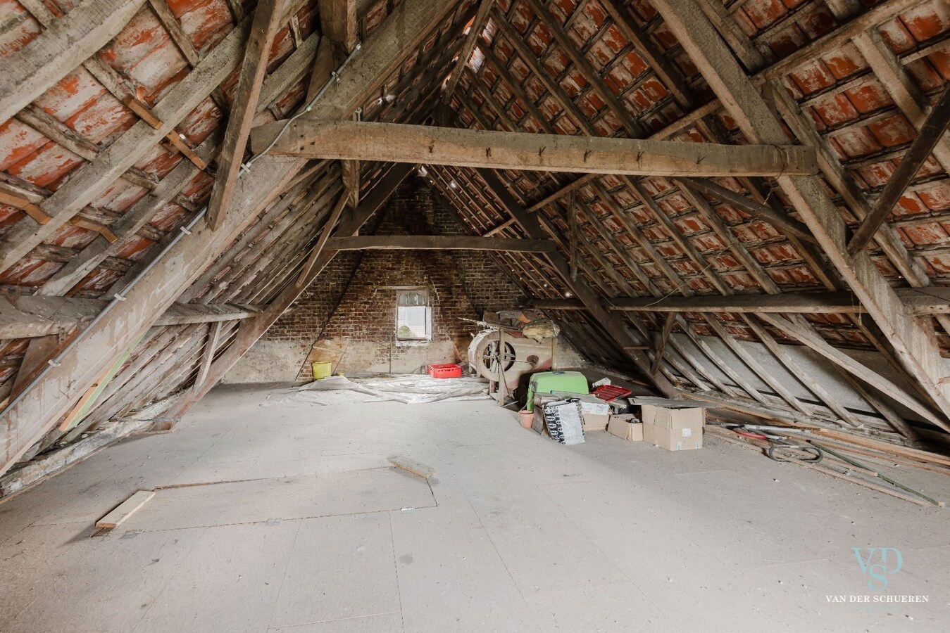 Ruime woning met atelier / garage. 