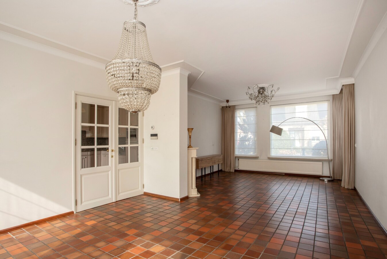 Vrijstaande woning, type landhuis met garage, carport, zwembad en 731 m2 grond. 