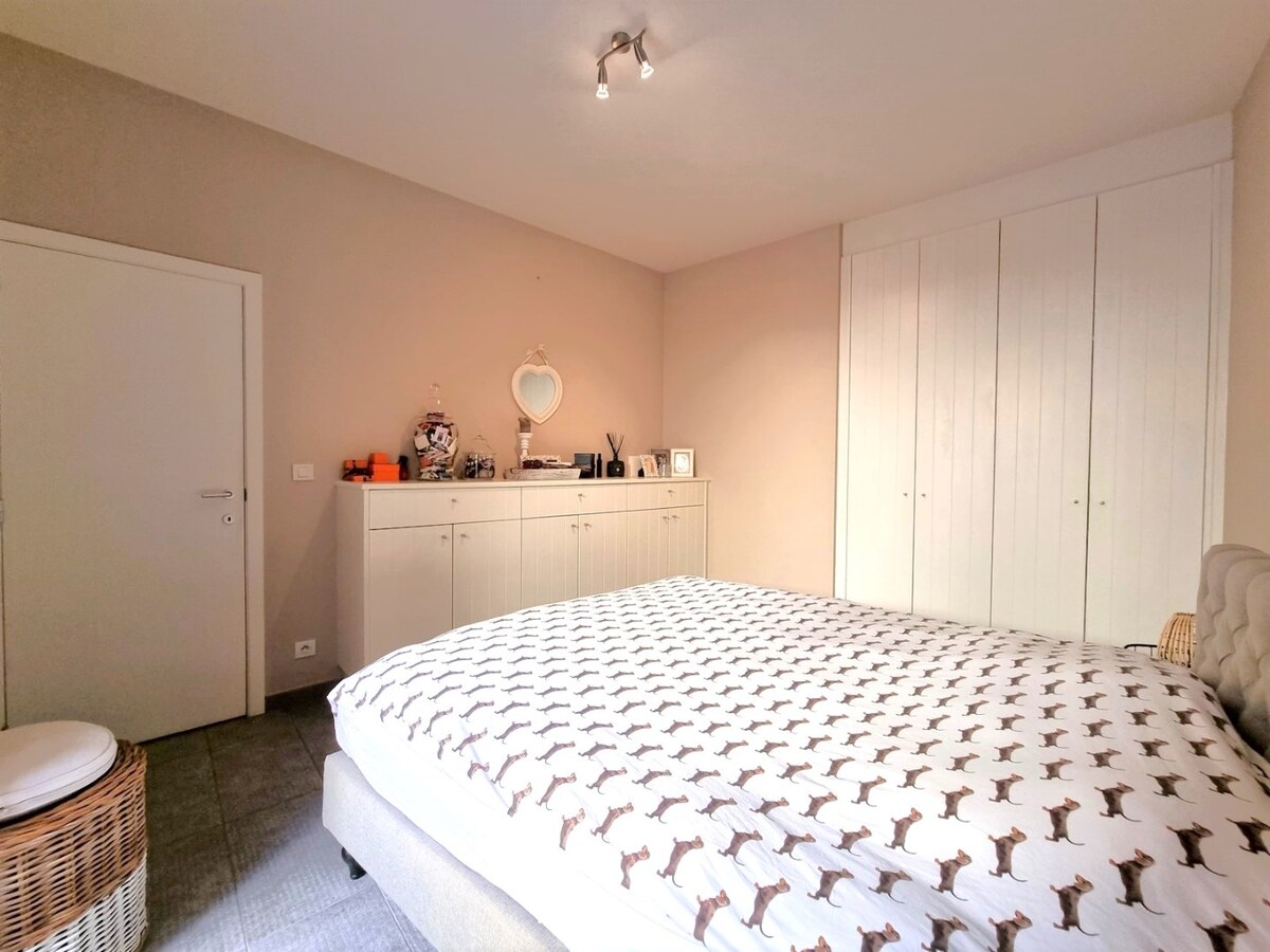 Centraal gelegen gelijkvloers appartement met twee slaapkamers en stadskoer 