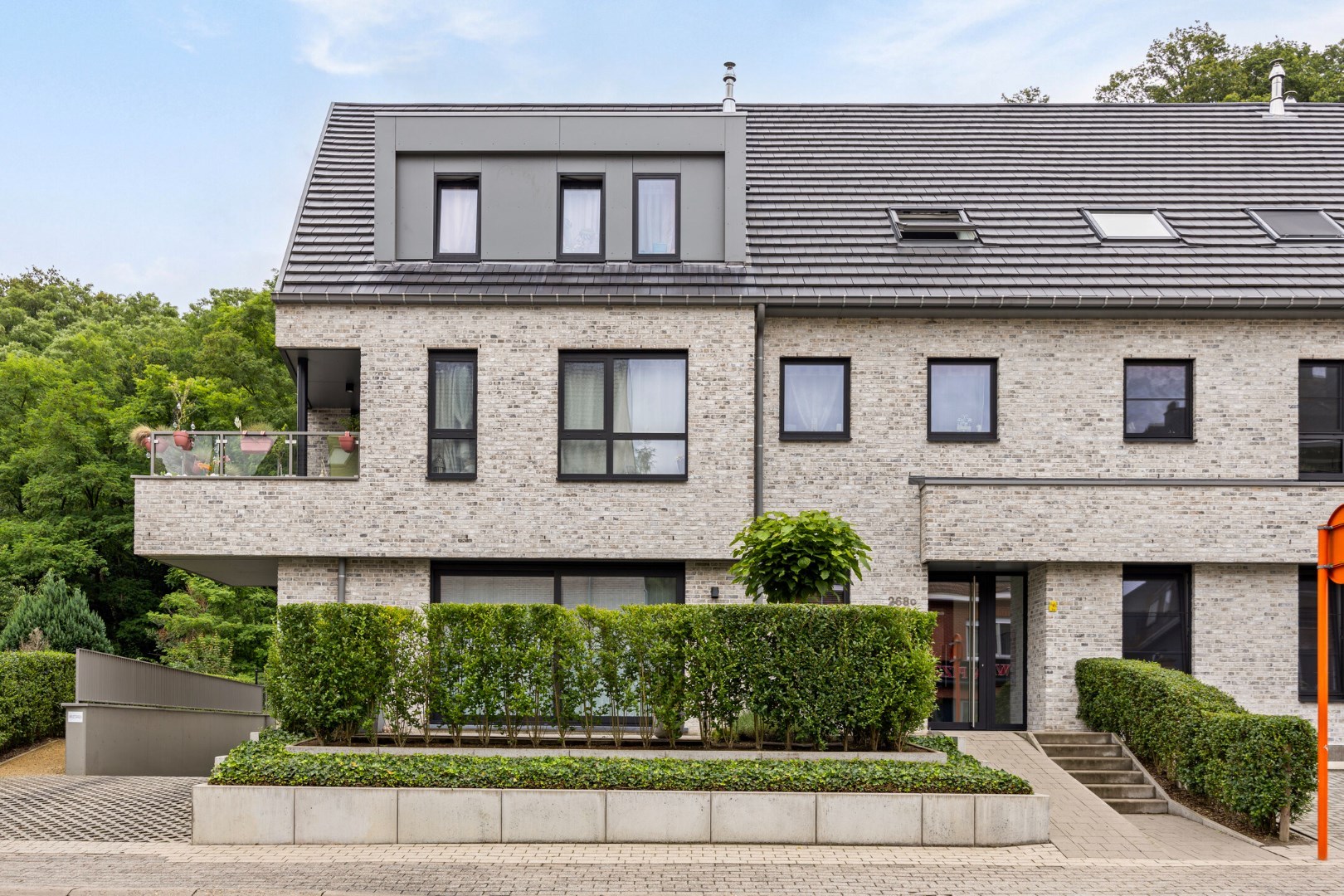 Ruim appartement met 2 slaapkamers en tuin + autostaanplaats vlakbij autostrade - EPC 68 kWh/m² 