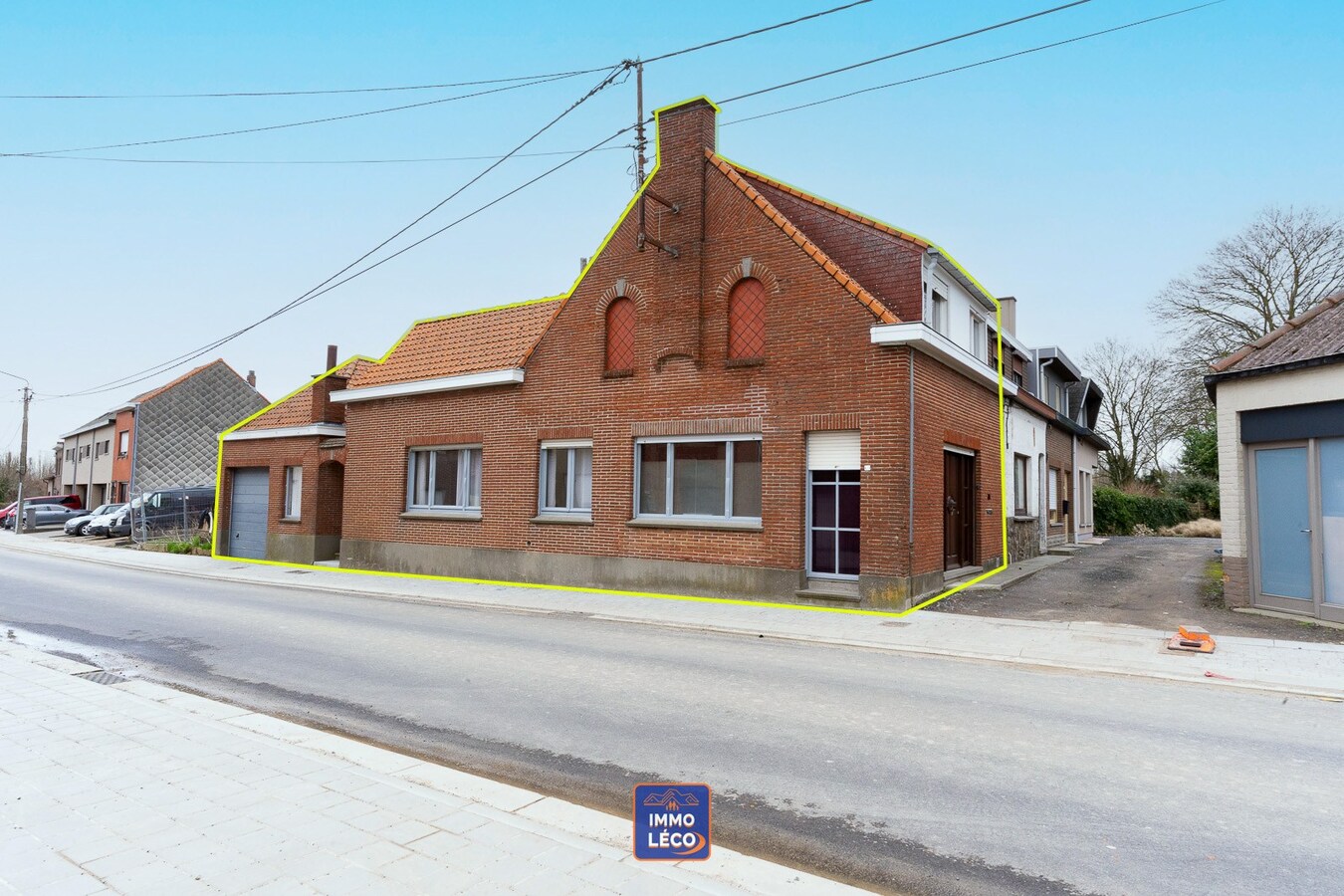 Maison à rénover offrant un excellent potentiel et de beaux volumes, avec garage. 