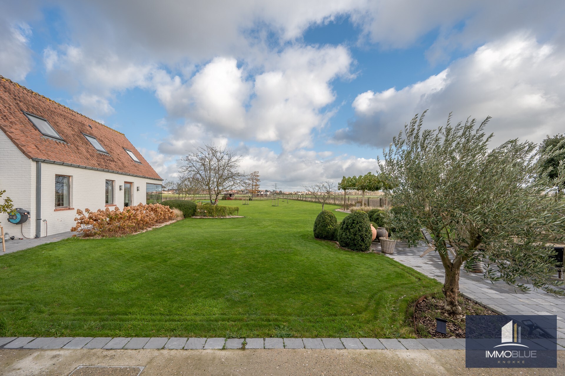 Charmante hoeve met volledig ingericht atelier gelegen op een perceel van ongeveer 5.500 m². 
