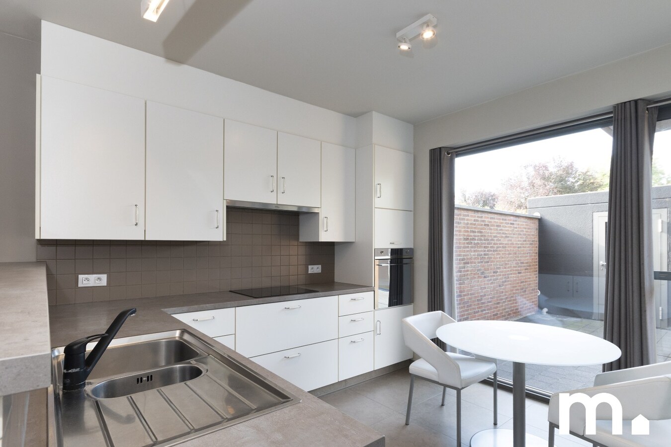 Instapklaar gelijkvloers appartement met garage te koop in Geluwe ! 