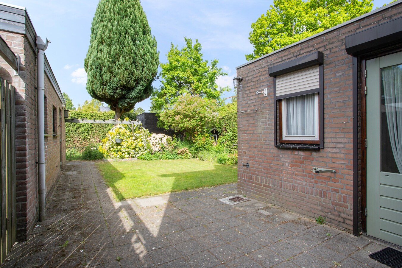 Vrijstaande woning gelegen op een rustige locatie op een kavel van maar liefst 450 m². 