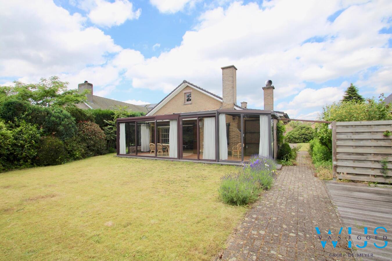 Op te frissen bungalow op een prachtig perceel van 960 vierkante meter te Oostakker ! 