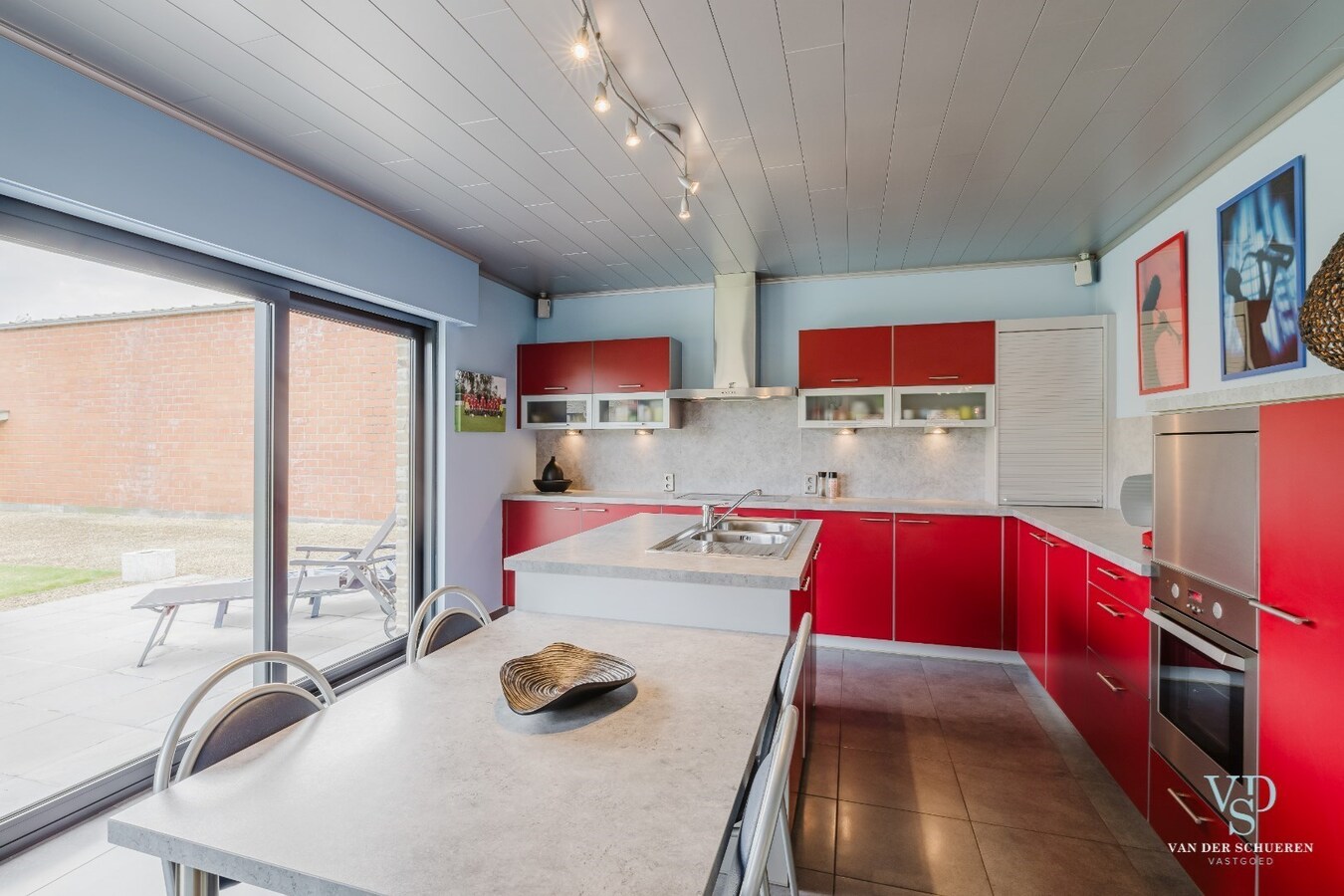 Tijdloze vrijstaande villa op ruim perceel 