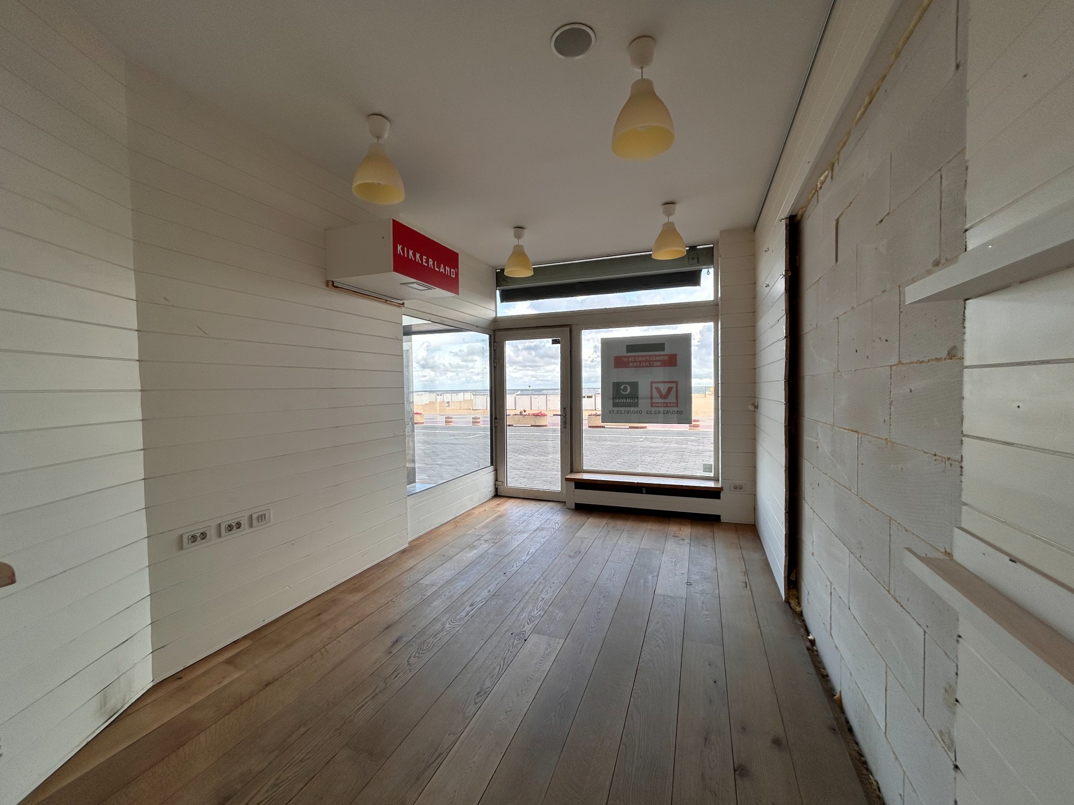 Handelspand op toplocatie aan de zeedijk. 