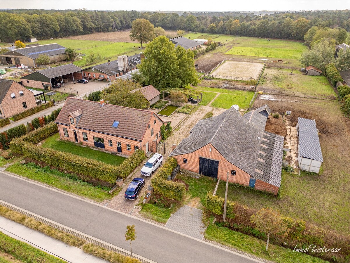 Prachtig landhuis met multifunctioneel bijgebouw, stallen en piste op ca. 5.000 m2 te Ravels (mogelijkheid tot aankoop aanpalende ca. 1 ha landbouwgrond) 
