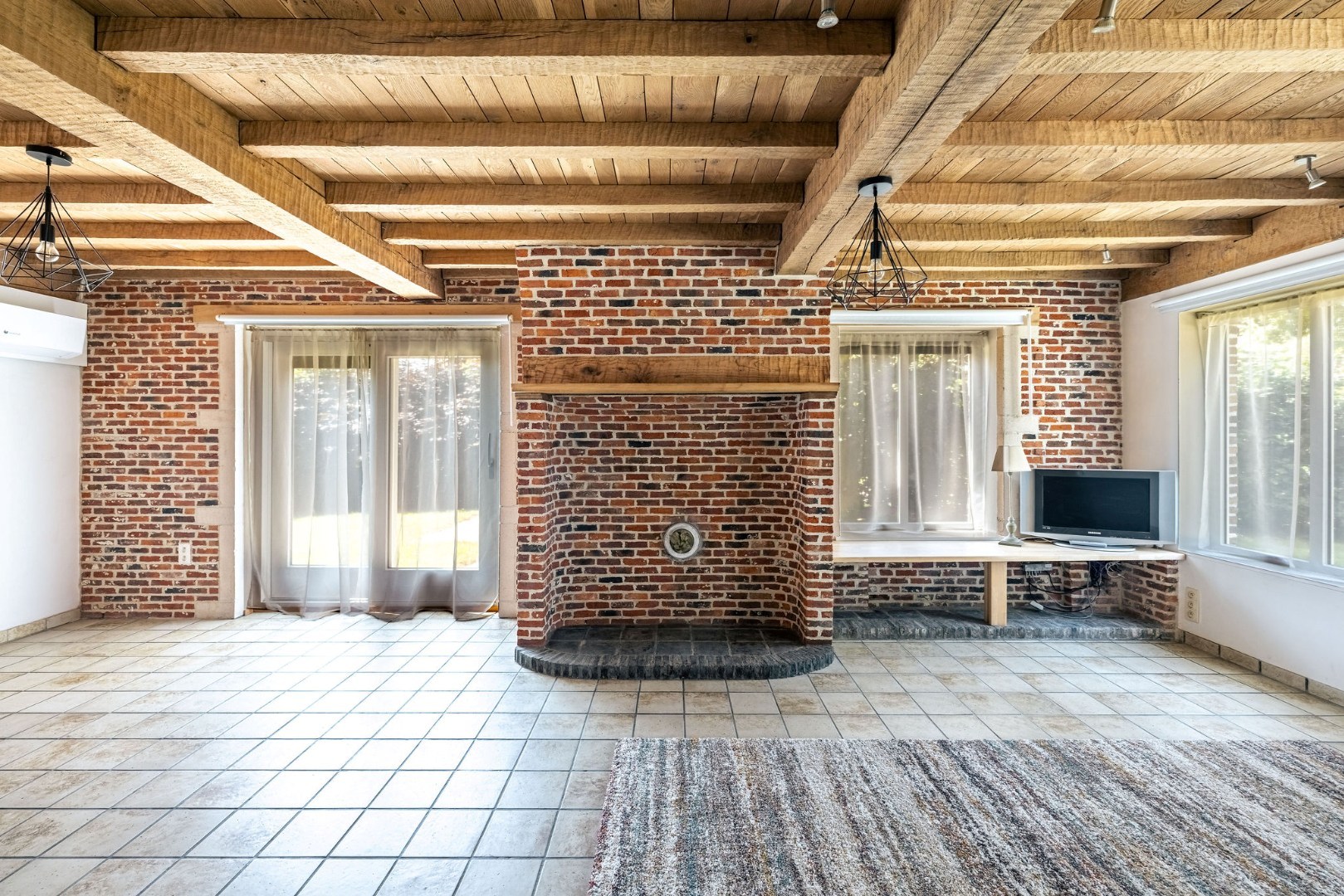 Vrijstaande woning met 5 slaapkamers en polyvalente loods te De Pinte 