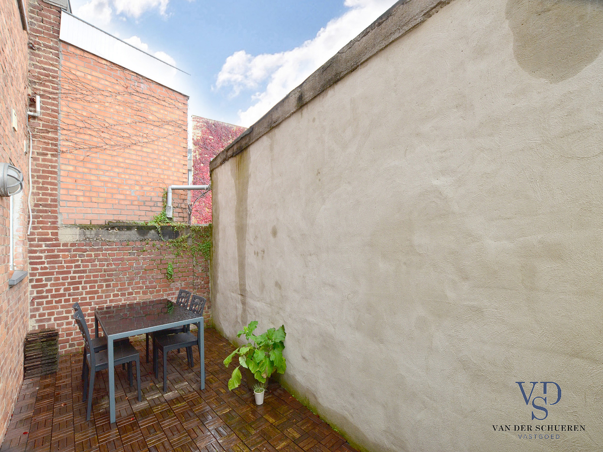 Ruime, degelijke bel-étage nabij Sint-Pieters-station. TOPPER !! 