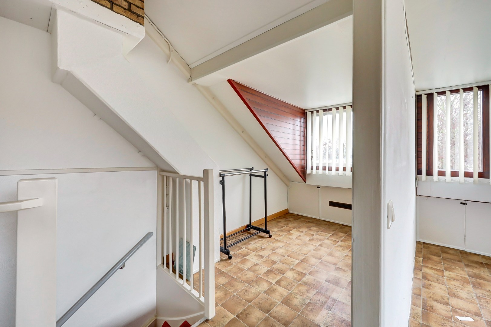 Ruime en lichte 2-onder-1-kap woning met parkeerplaats, garage, 3 slaapkamers, en zonnige tuin op het zuidwesten direct aan het water 