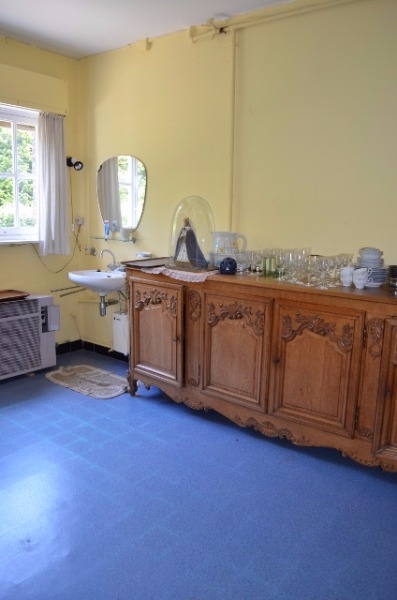 Te strippen / nieuw te bouwen woning en bijgebouwen op 906m² commercieel gelegen te Eeklo 