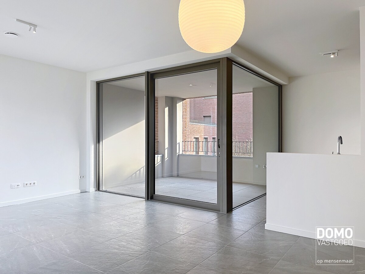 PRACHTIG APPARTEMENT MET ZONNIG TERRAS, 2 SLAAPKAMERS EN GARAGEBOX TE HUUR IN HET CENTRUM VAN HASSELT 