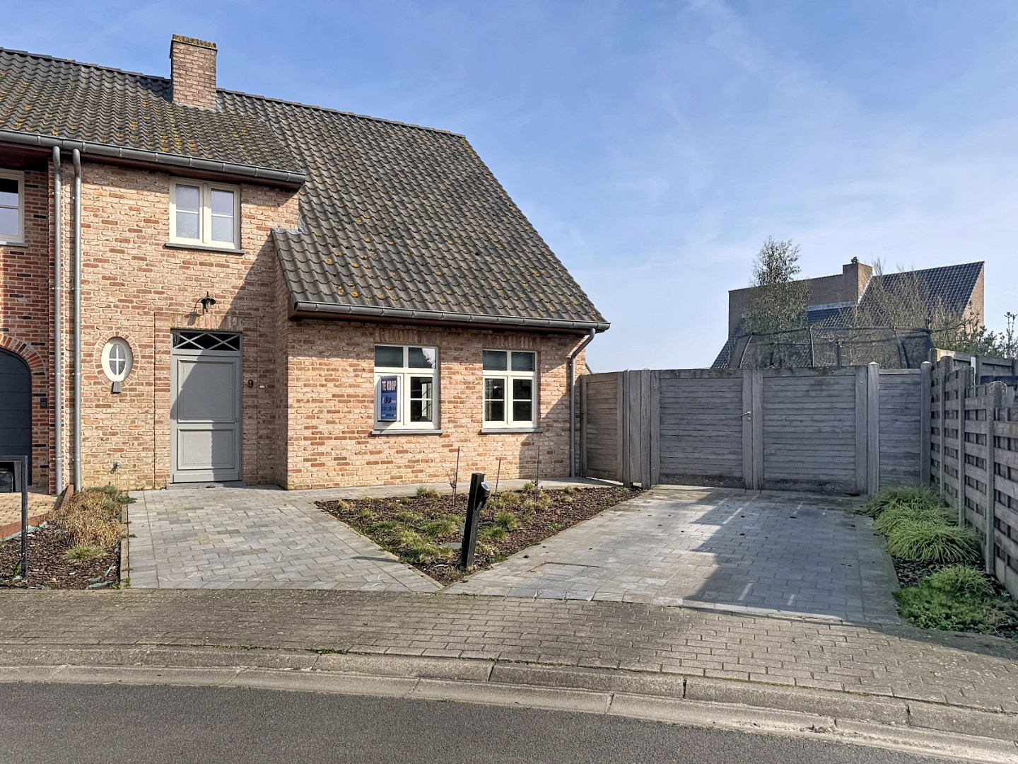 Ruime en recente halfopen bebouwing met 3 volwaardige slaapkamers 