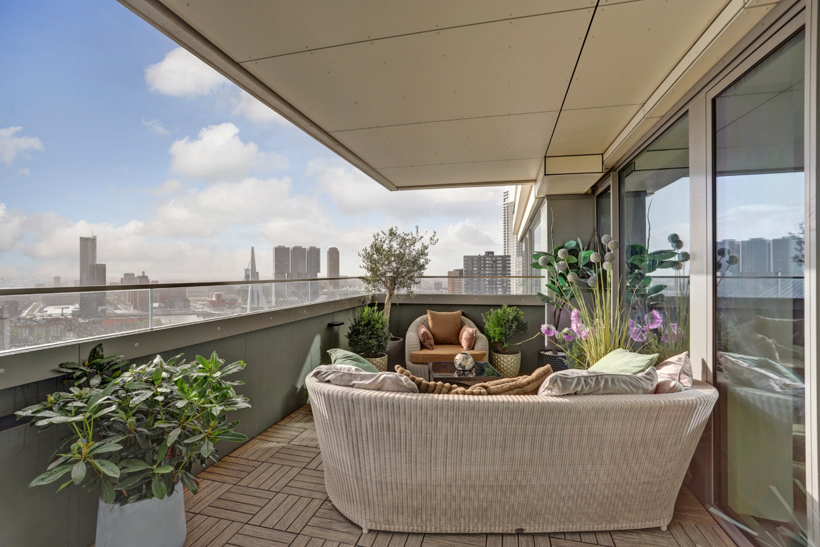 Ultiem luxe wonen in de iconische The CoolTower met spectaculair uitzicht, royaal terras (34 m²) en moderne afwerking in het bruisende hart van Rotterdam! 