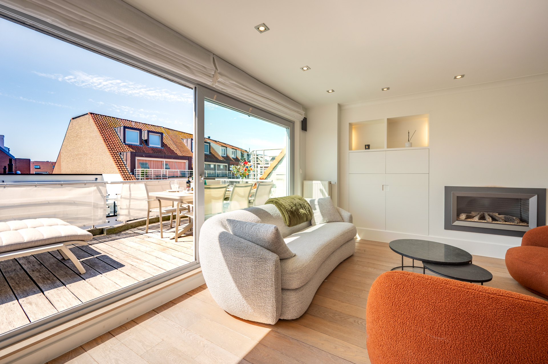 Exclusif duplex penthouse avec 3 chambres et terrasse ensoleillée, situé dans un emplacement de choix près de la place Rubens et de la mer. 