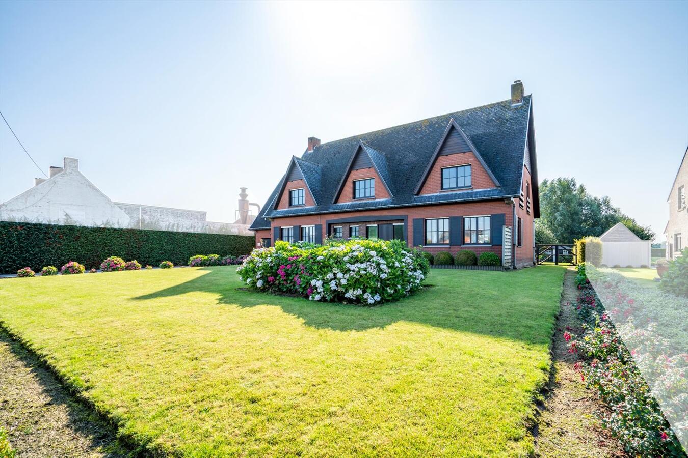 Grote woning met 6 slaapkamers en atelier op 2645 m² te Koekelare 