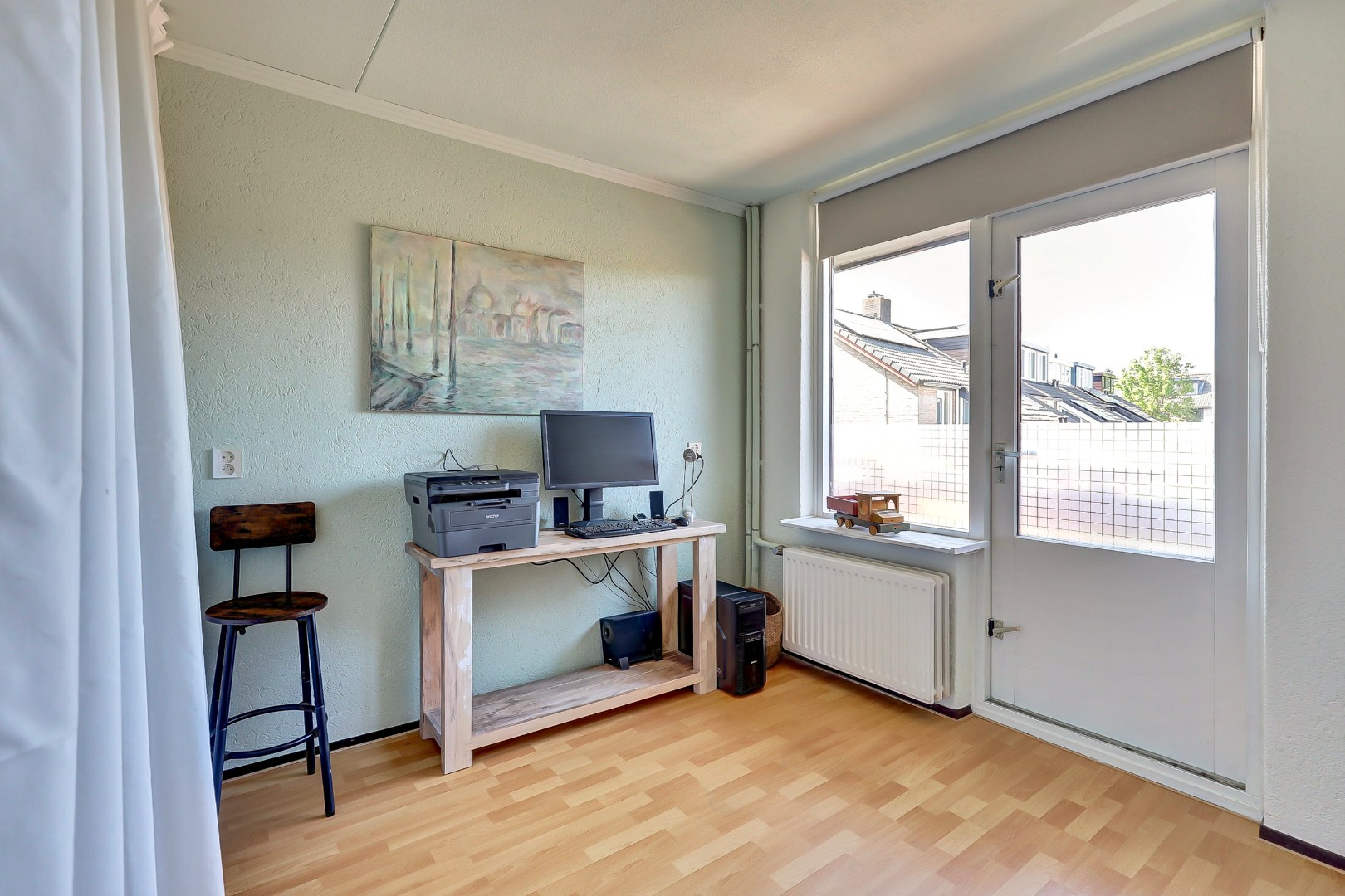 Goed onderhouden geschakelde  5-kamer woning, instapklaar, parkeerplaats, berging, zonnige tuin en gelegen in de zeer kindvriendelijke wijk Ommoord. 