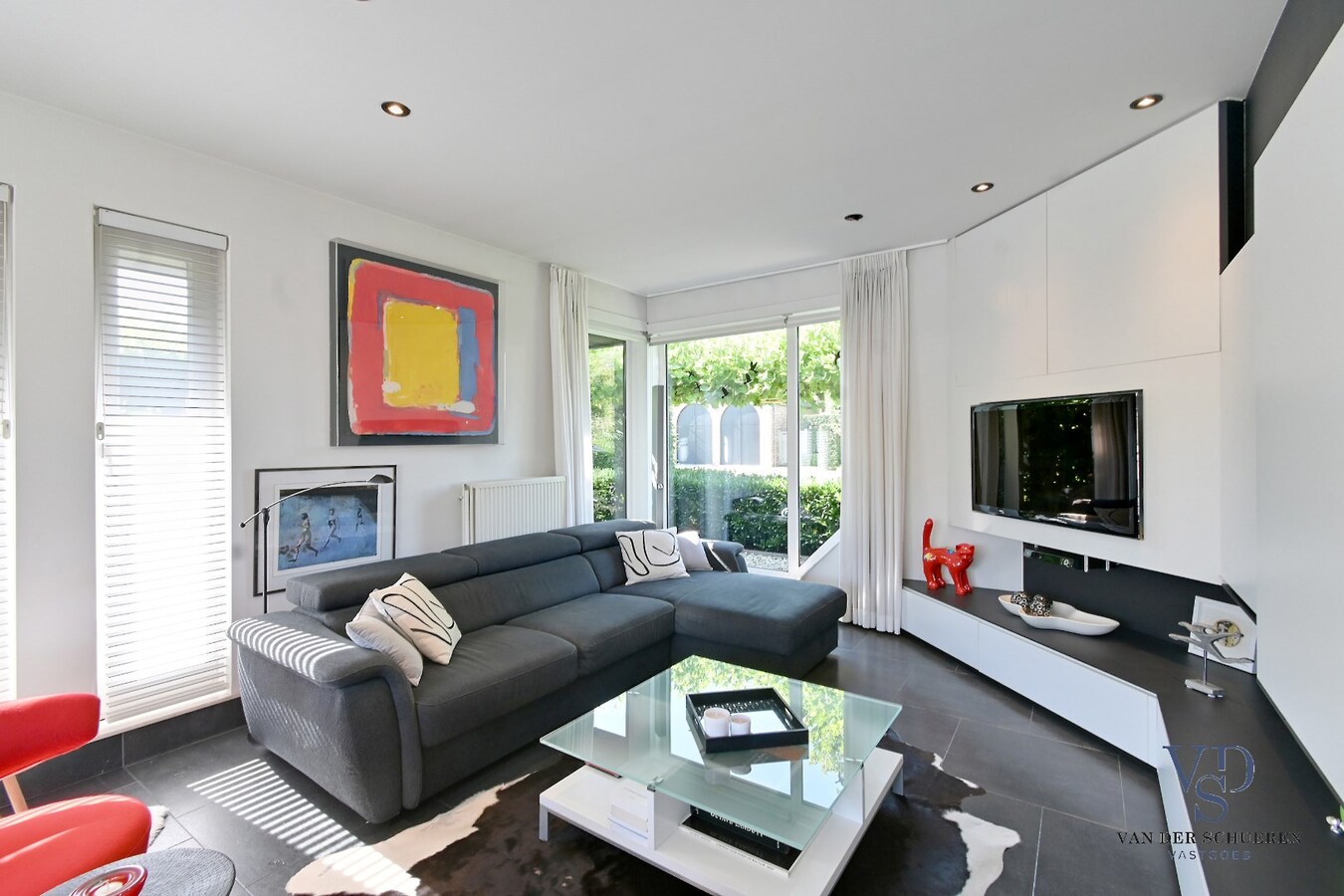 Tijdloze villa met zwembad in residentiële wijk 