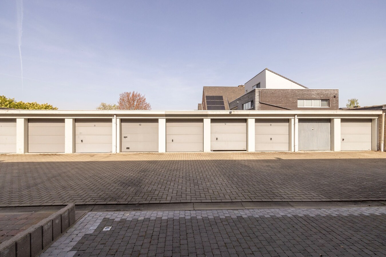 Instapklaar gelijkvloers met 2 slpks en garagebox 