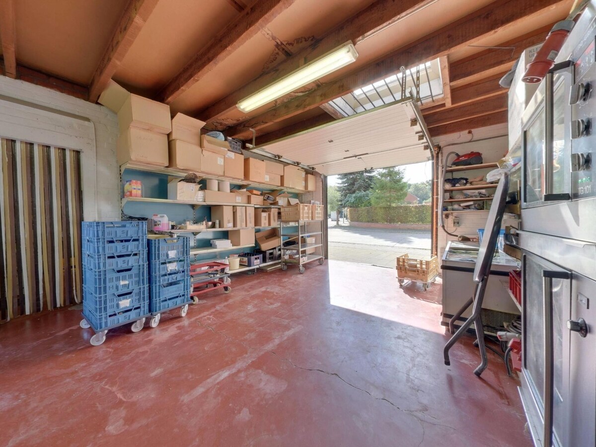 Handelspand met ruime woonst op topligging in Sint-Andries 