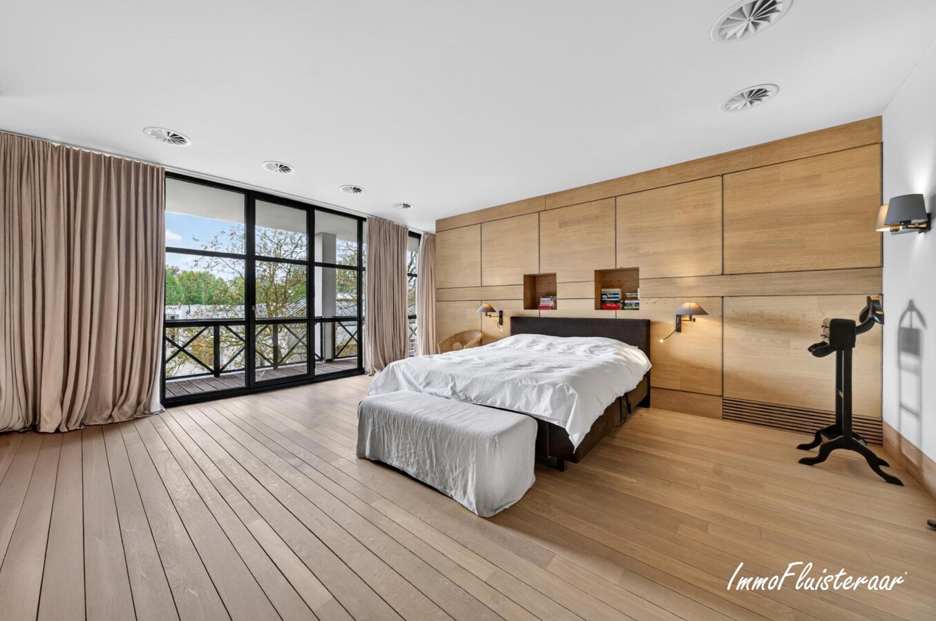 Exclusieve villa met professionele hippische accommodatie op ca. 14,5 ha (mogelijkheid tot aankoop extra gronden) te Astene (Deinze) 