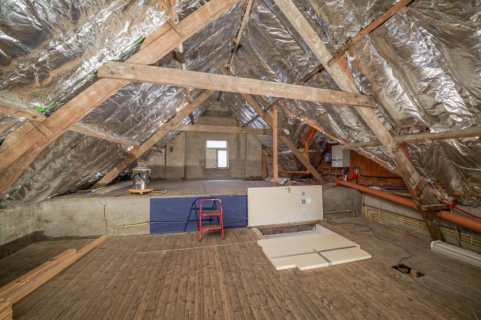 Alleenstaande woning op ruim perceel met vernieuwd woongedeelte en loods (80 m²) 