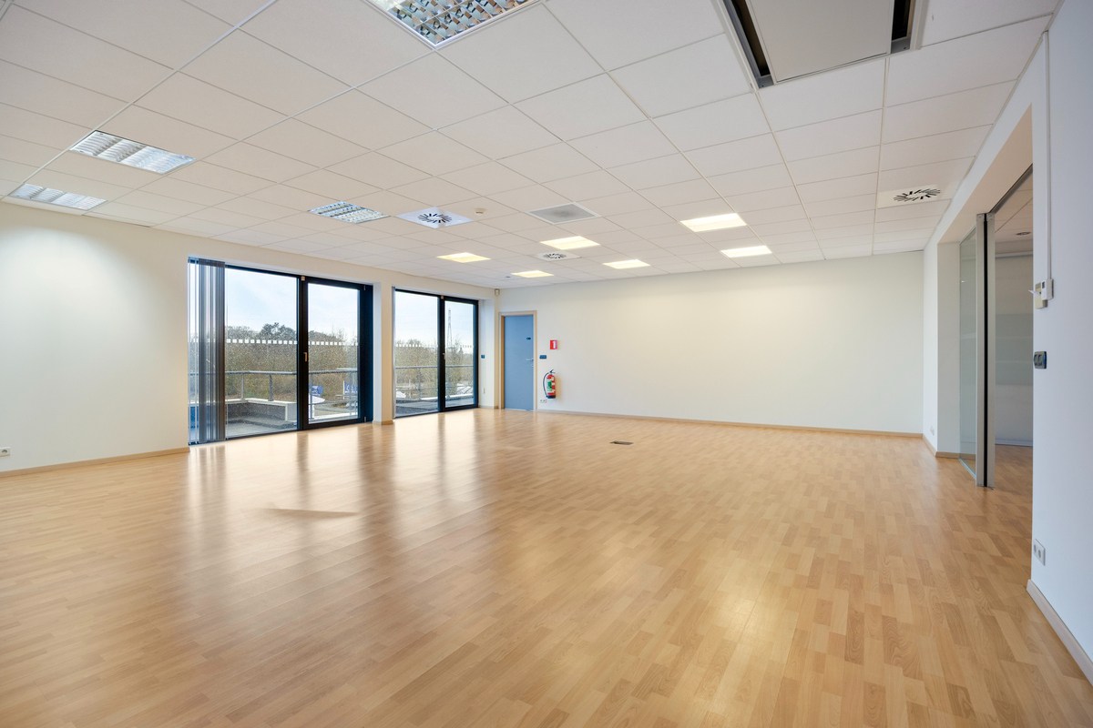 Kantoor te koop in het industriepark te Haasrode/Heverlee met 14 parkings - opp. 626 m² - verkoop van aandelen 