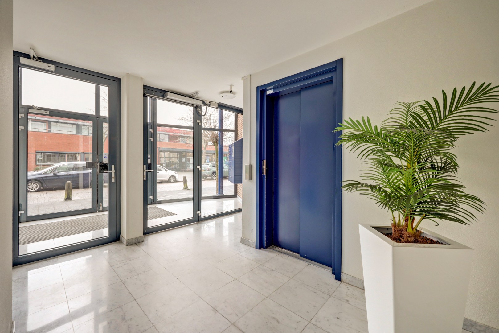 Licht en royaal 3-kamerappartement op de 2e etage met riant balkon en een garagebox in de onderbouw. 