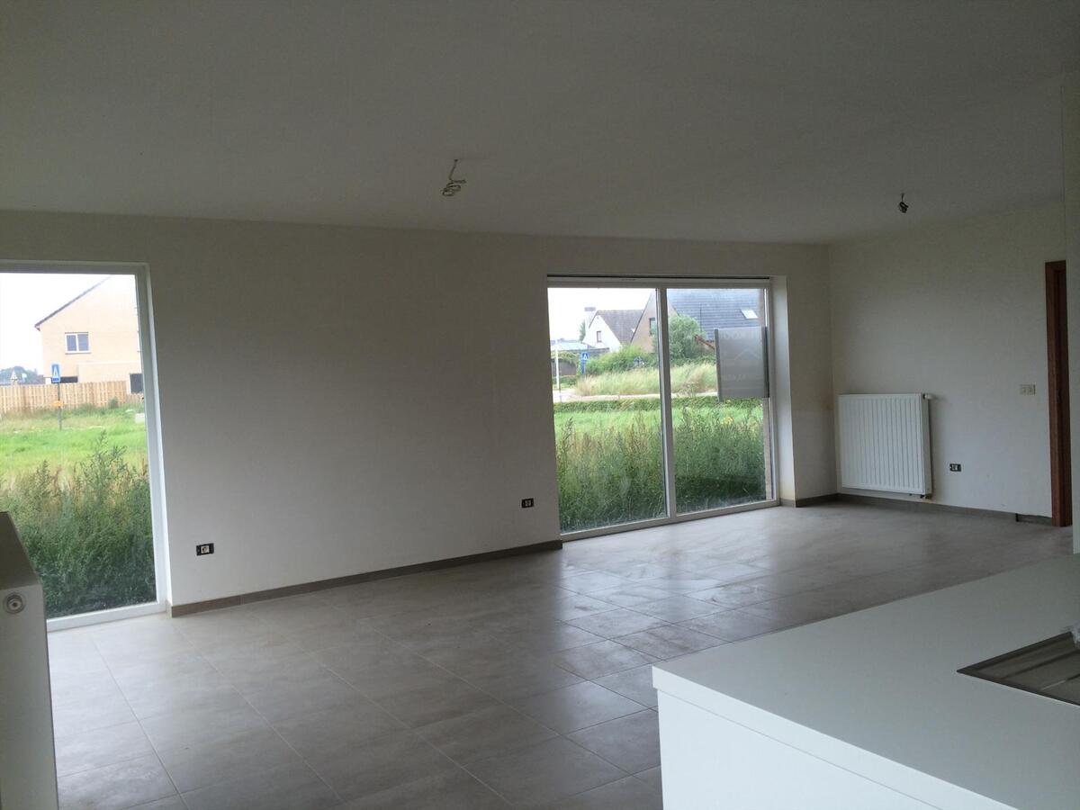 PRACHTIGE HALF OPEN BEBOUWING MET TUIN 