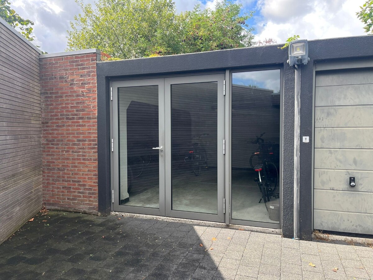 Instapklaar gelijkvloers appartement met garage te koop in Geluwe ! 