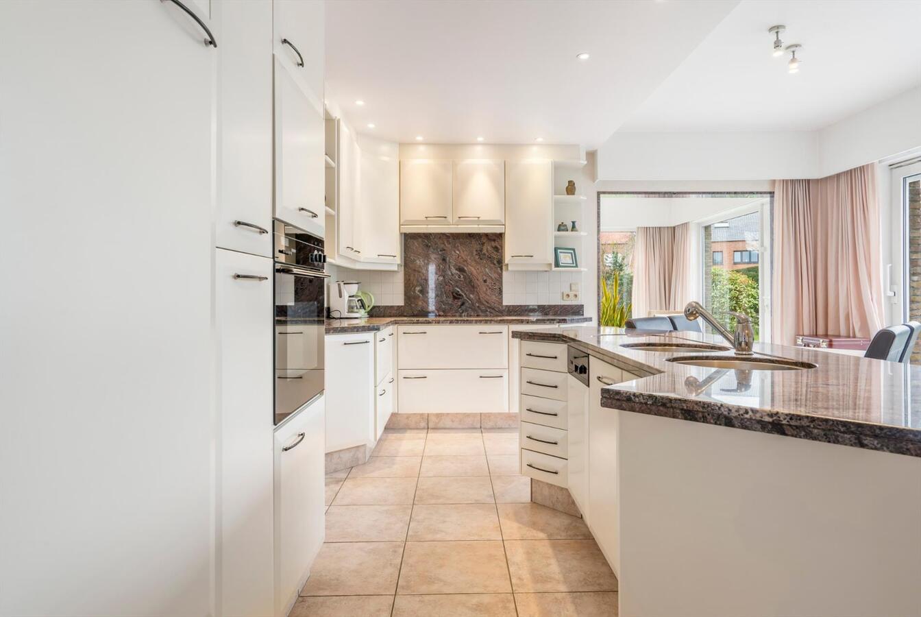 Woning met 5 slaapkamers op 832 m² in rustige straat te Oudenburg 