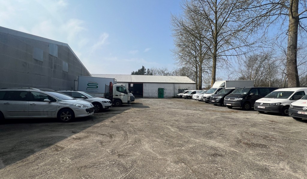 Recent bedrijfsgebouw met prachtige kantoren te huur in Lokeren