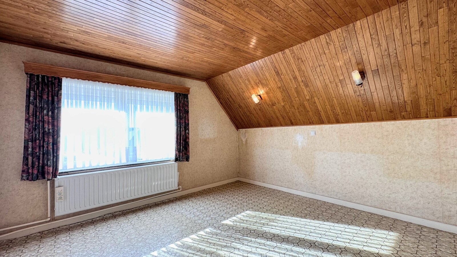 Te renoveren gezinswoning op royaal perceel van 1441 m² in rustige woonwijk 