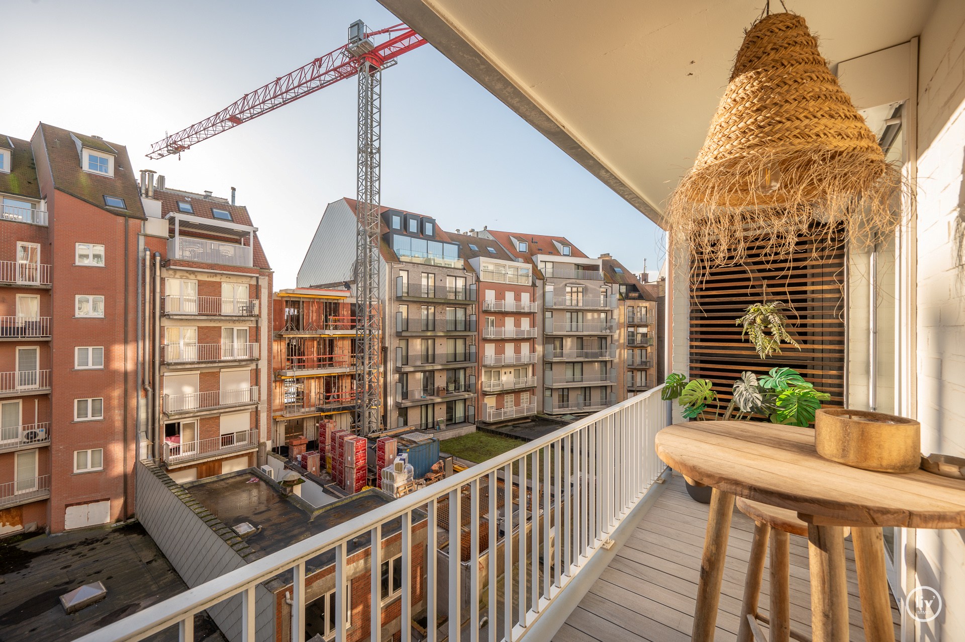 Magnifique appartement rénové avec une vue imprenable sur la mer, idéalement situé sur la digue du Zoute, à proximité de la place Albert. 