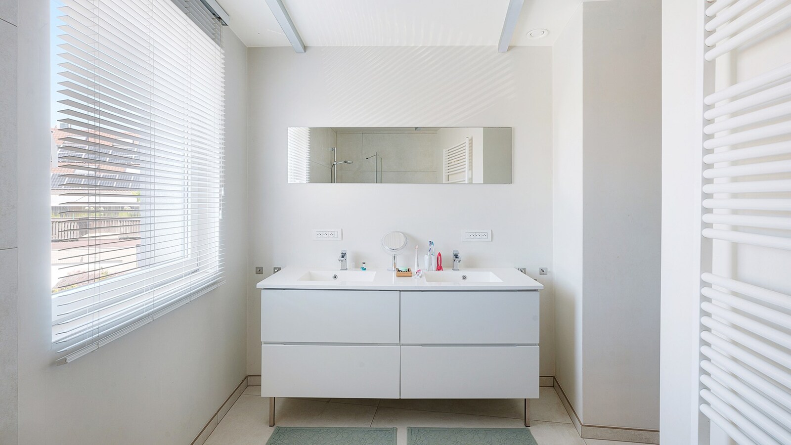 Ruime gezinswoning met handelsruimte op toplocatie in het bruisende Westkapelle. 
