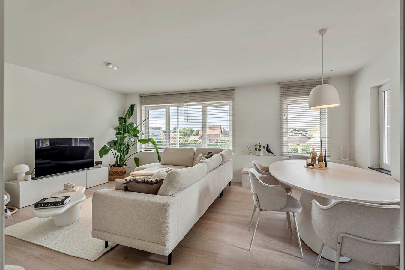 Comfortabel, mooi gerenoveerd duplex-appartement mét ruim terras en carport! 