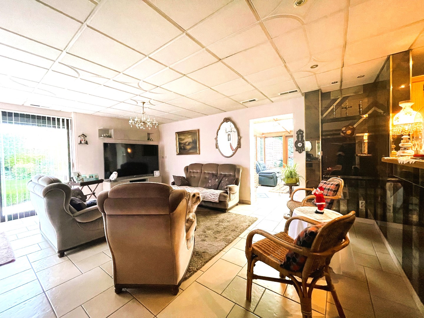 Woning met ruim magazijn op 2266 m² 