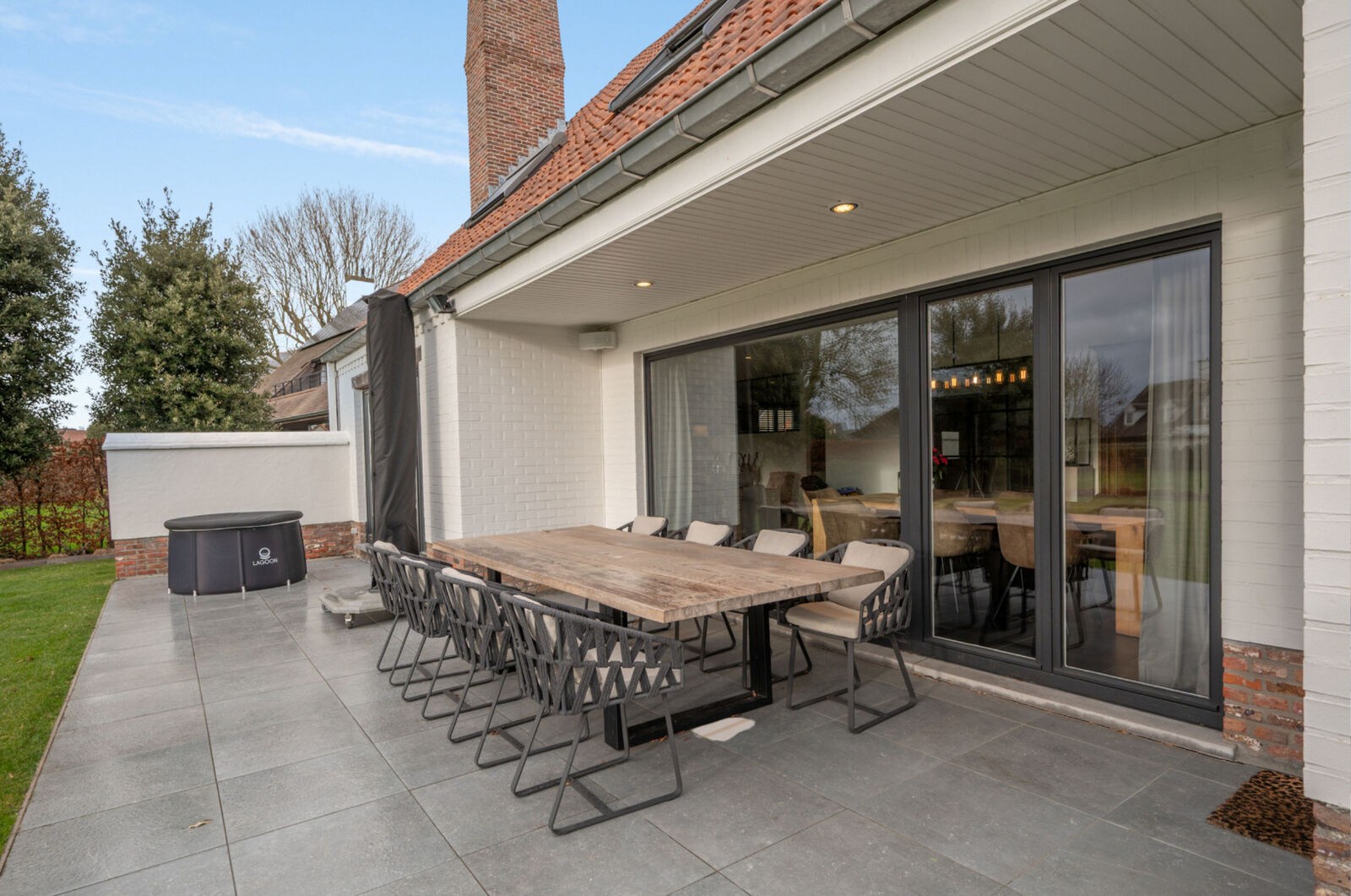 Prachtig gerenoveerde alleenstaande villa geniet van een uitstekende centrale ligging, op slechts enkele minuten van het centrum van Knokke. 