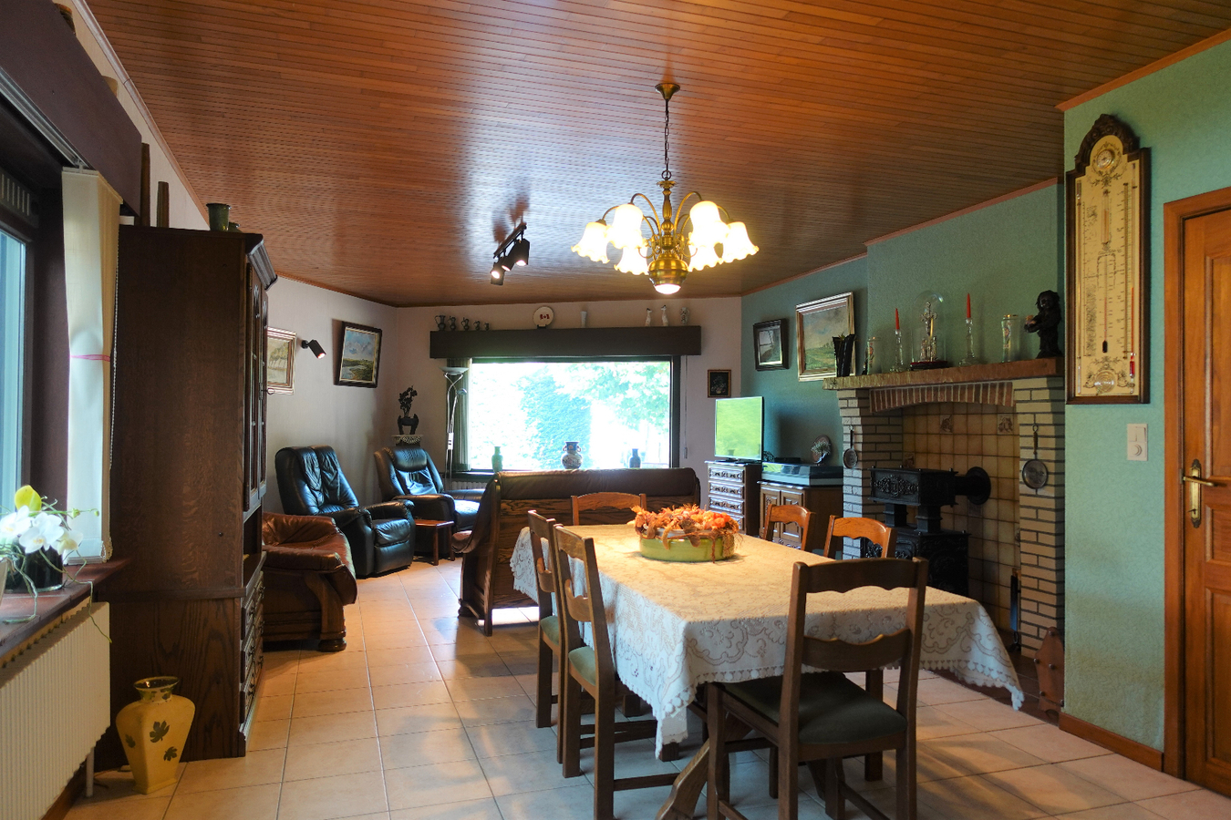 Ruime hoekwoning met 4 slaapkamers en dubbele garage 