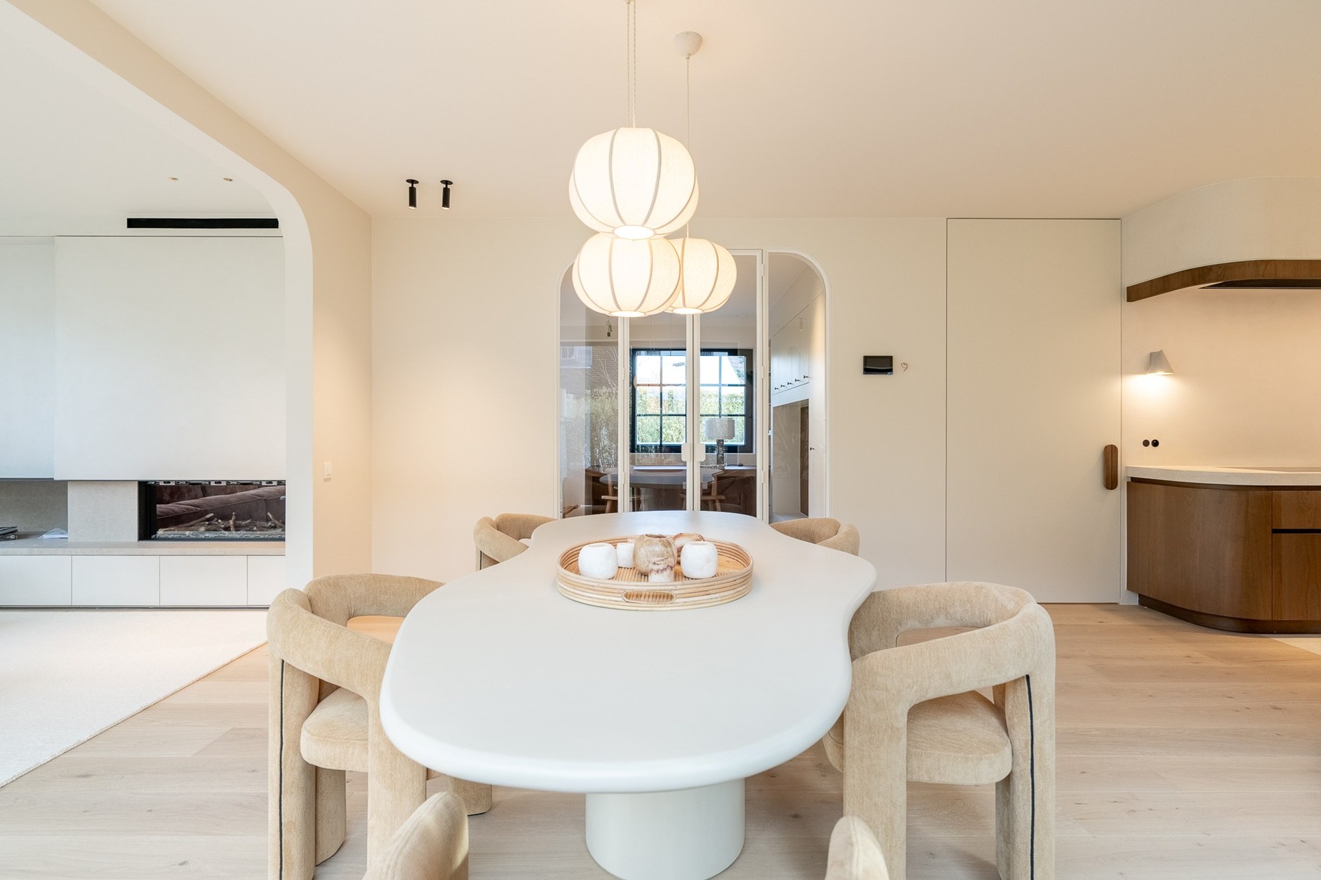 Luxueus gerenoveerde koppelvilla met zwembad in de Noordzeelaan te Knokke. 