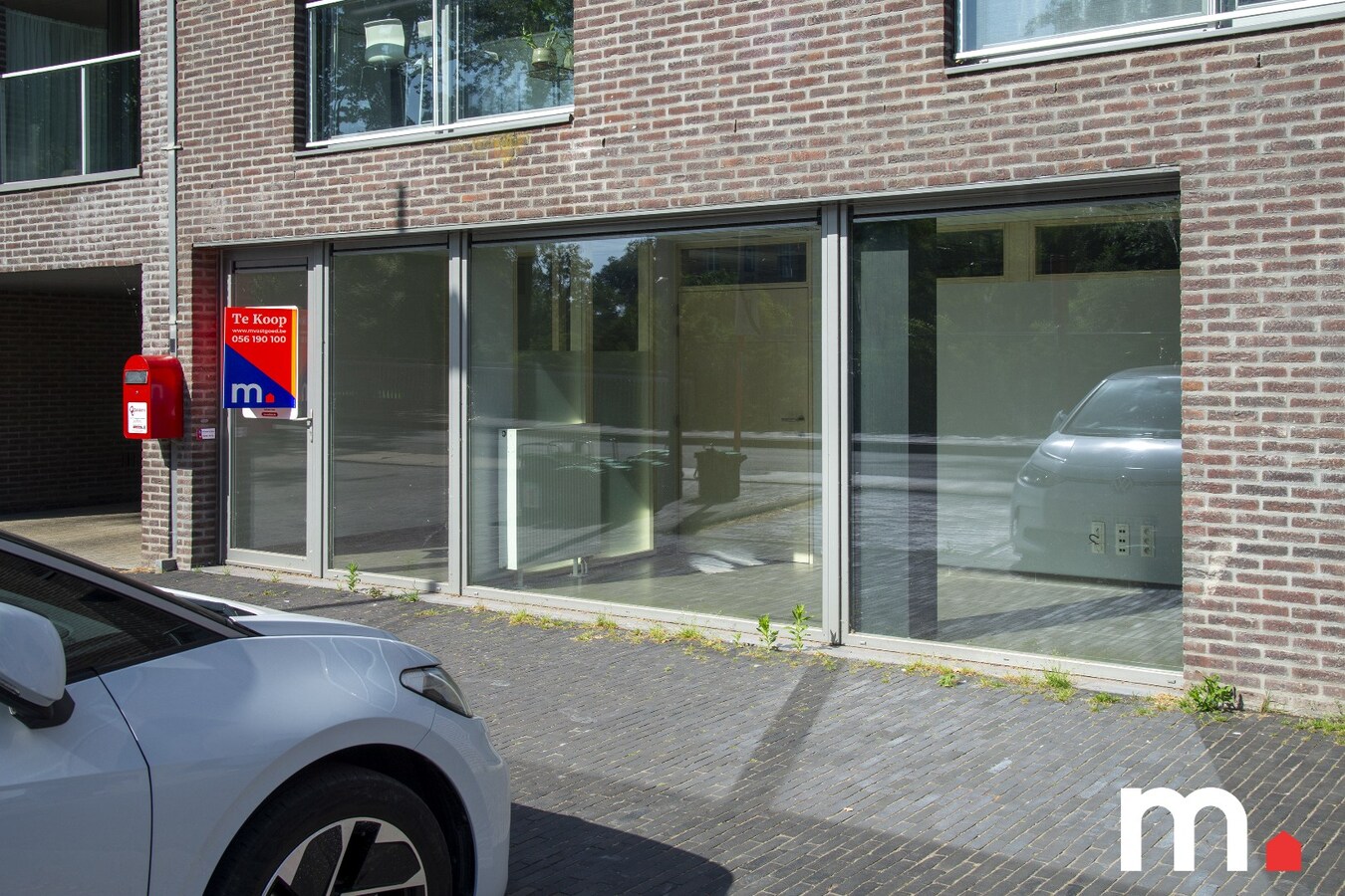 Instapklaar handelspand/kantoorruimte te Ingelmunster met Parkeerplaats! – Volledig gerenoveerd en uitstekend gelegen! 