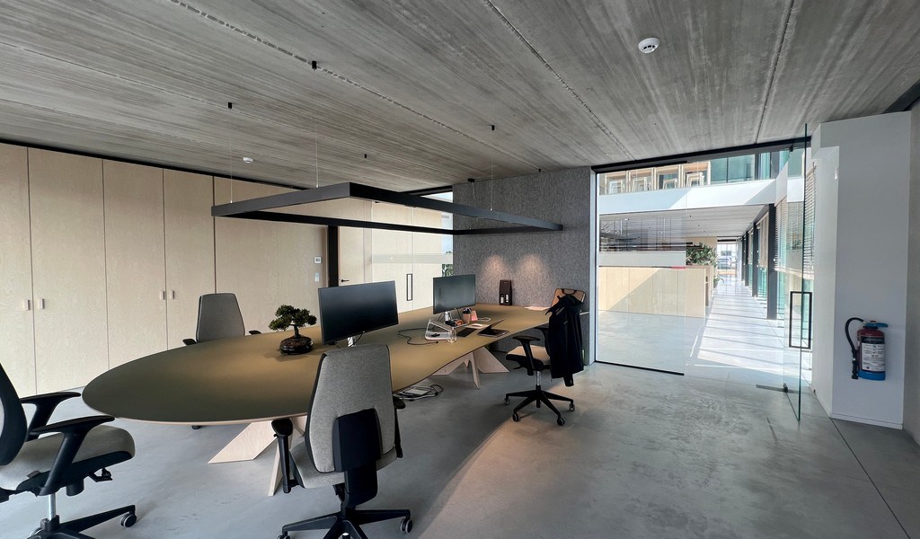 Recent bedrijfsgebouw met prachtige kantoren te huur in Lokeren