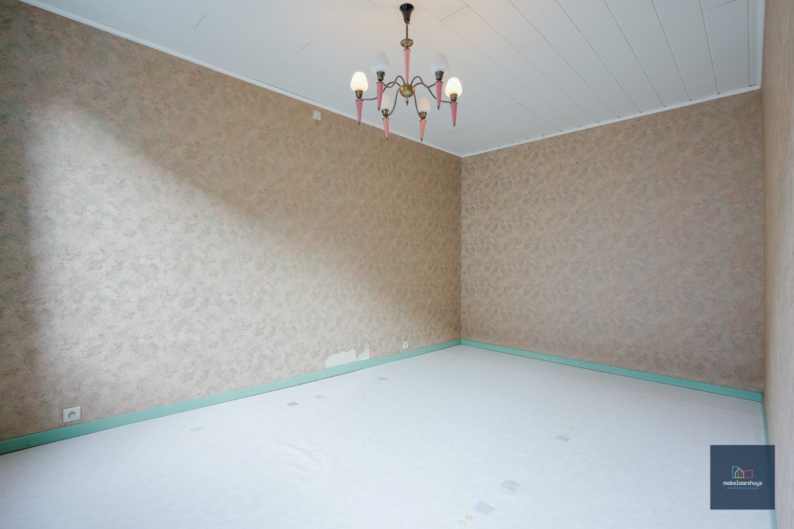 VERKOCHT !!! Te renoveren woning met aangename buitenruimte 