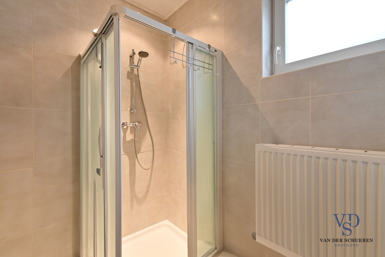 Gezellige woning (met garage achteraan). 