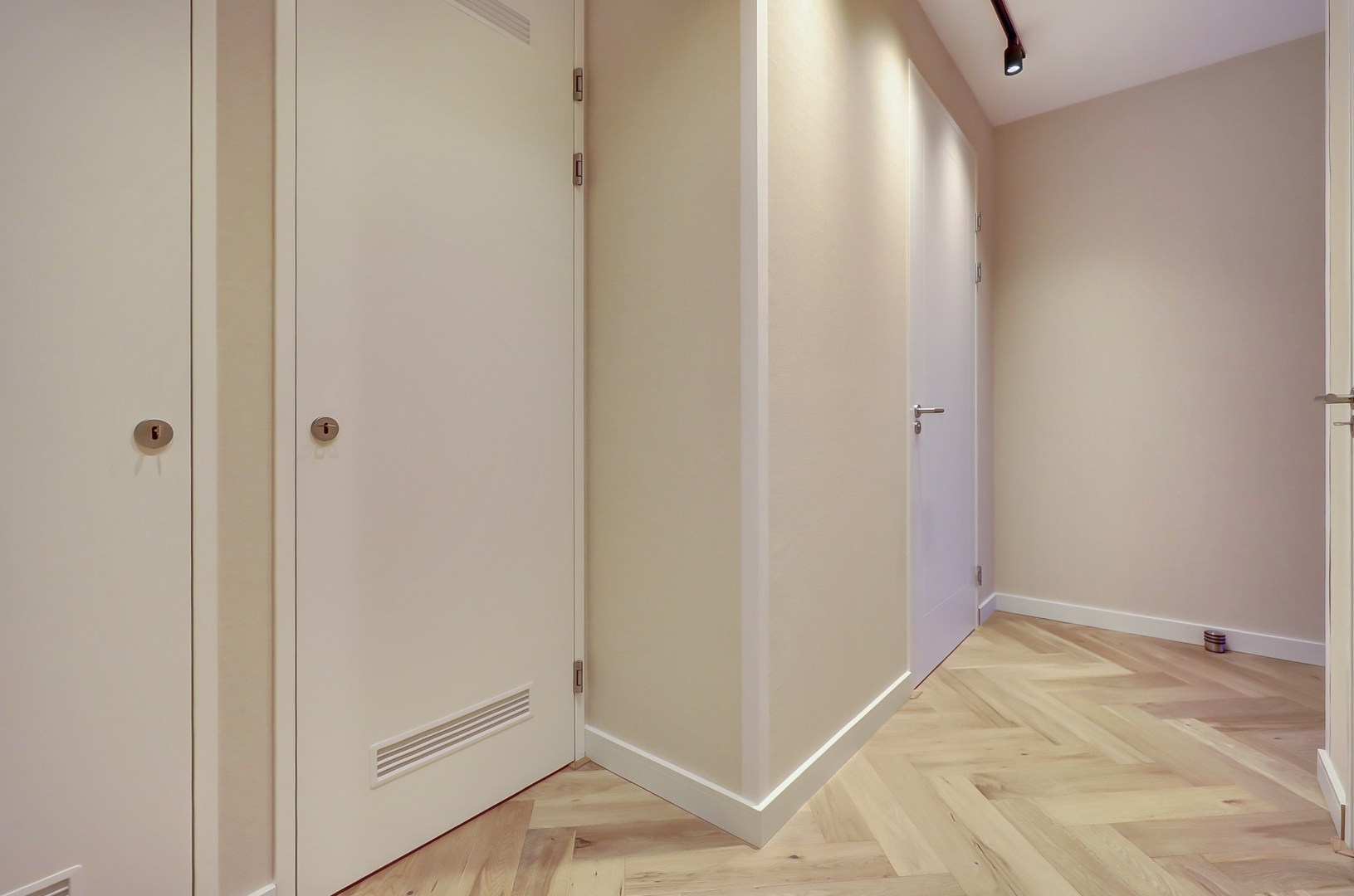 Nieuw en instapklaar 3-kamer appartement op de zevende verdieping met luxe keuken en badkamer, riant uitzicht over de omgeving en naar het centrum van Rotterdam. 