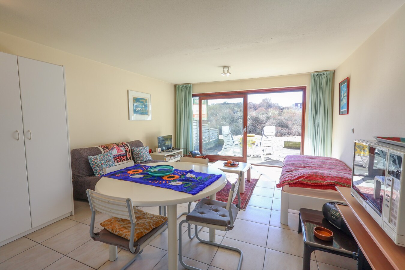 Gelijkvloerse studio met slaaphoek én zonovergoten terras op enkele meters van de zee! 