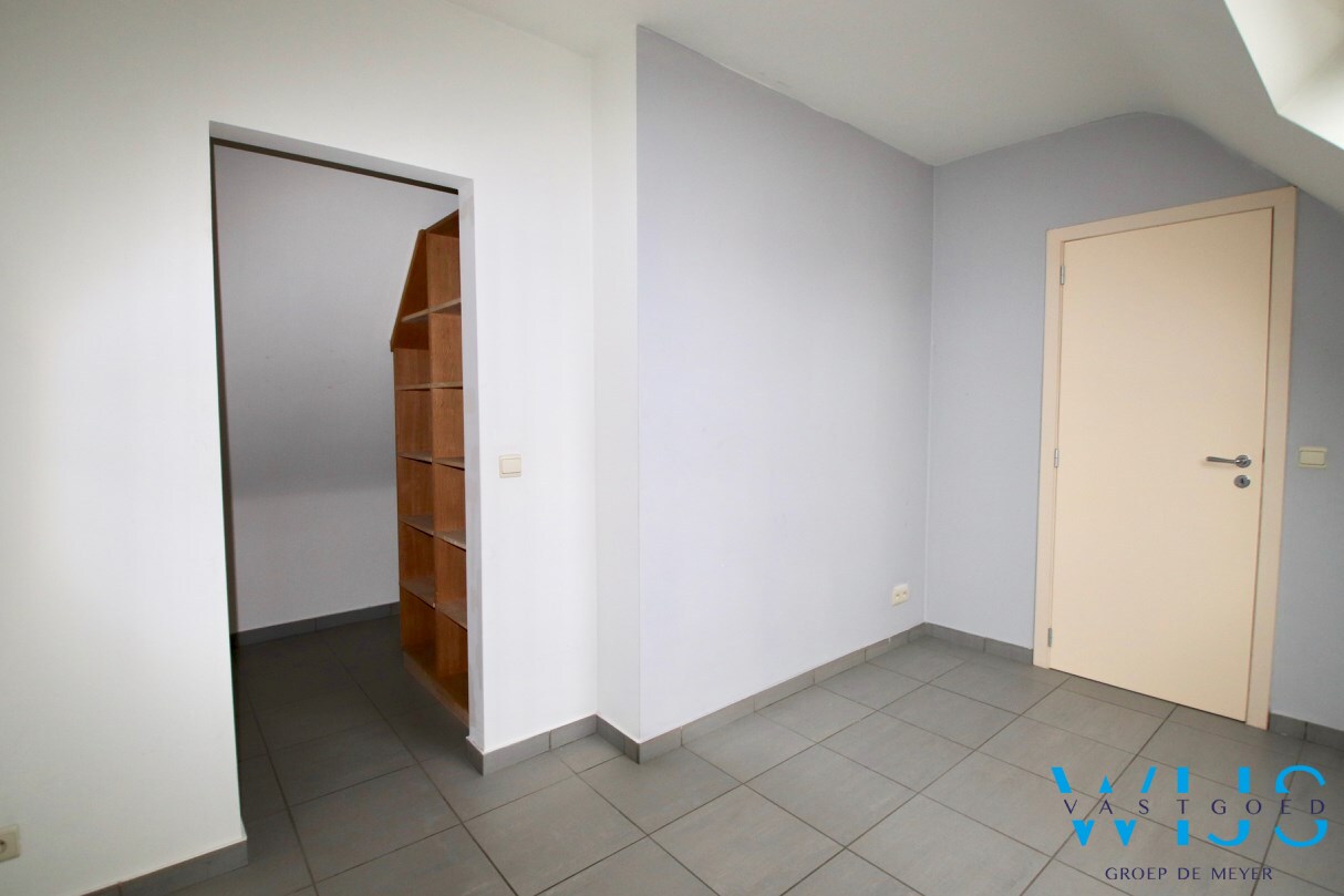 Ruim lichtrijk appartement met 4 slaapkamers te Eeklo ! 